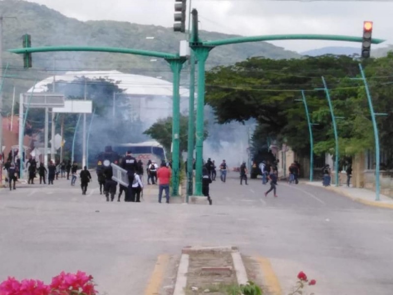 Recupera policías unidades retenidas y caseta de cobro