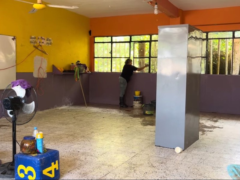 Recuperación en escuelas avanza tras inundaciones en Tuxpan