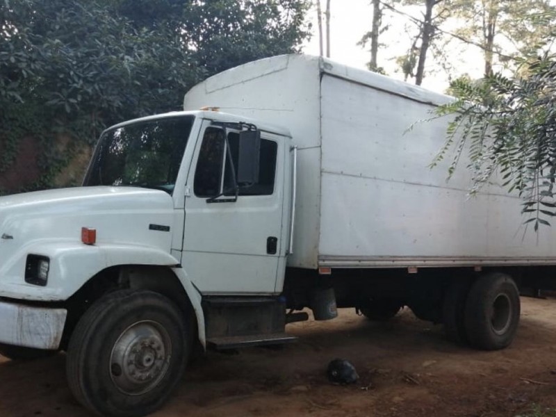 Recuperan camión cargado de aguacate robado en Uruapan