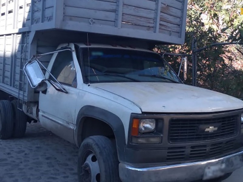 Recuperan policías camioneta robada en Villas del Cimatario