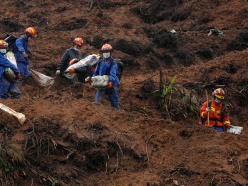 Recuperan segunda caja negra del Boeing 737-800 accidentado en China