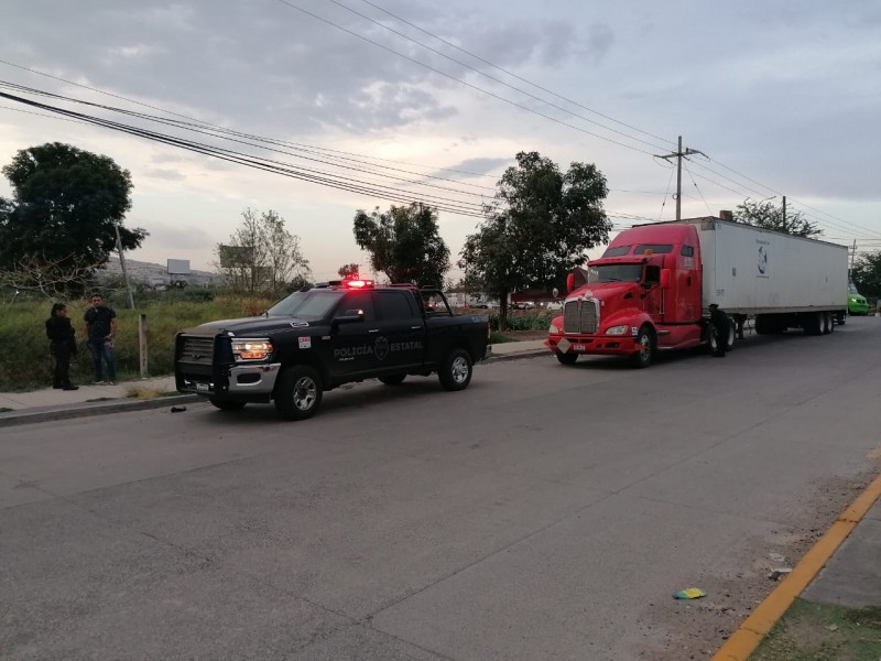 Recuperan tractocamión robado con $30 millones en productos de tequila