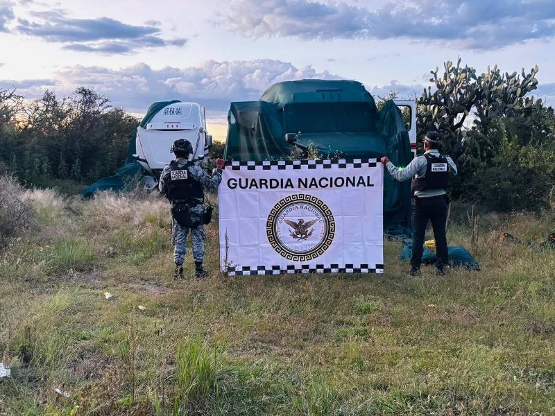 Recuperan tractocamiones con carga valuada en un millón de dólares