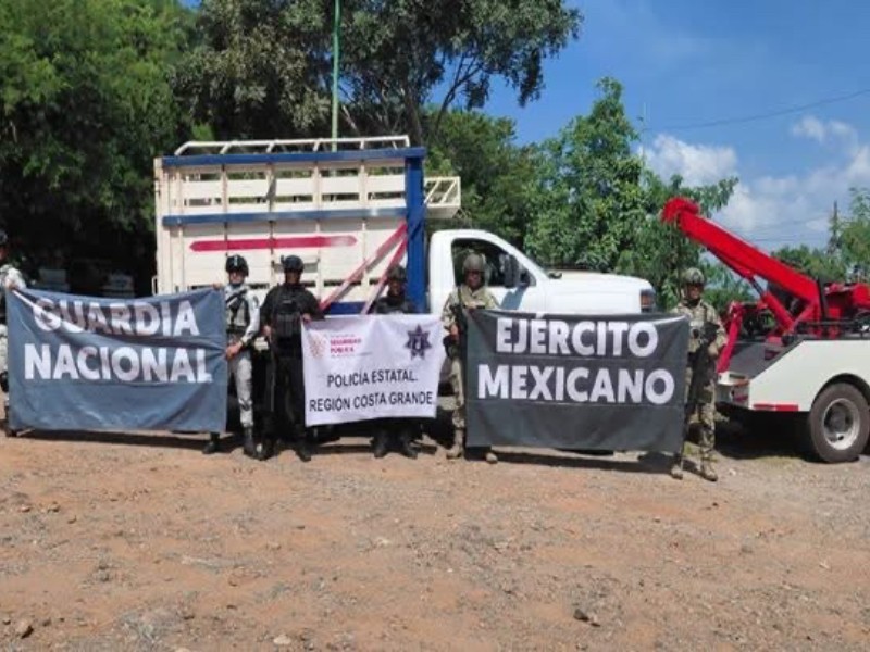 Recuperan vehículo con reporte de robo en zona serrana de Zihuatanejo