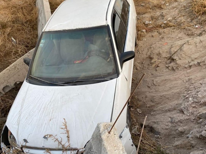 Recuperan vehículo robado, tras reporte de vehículo fuera del camino.