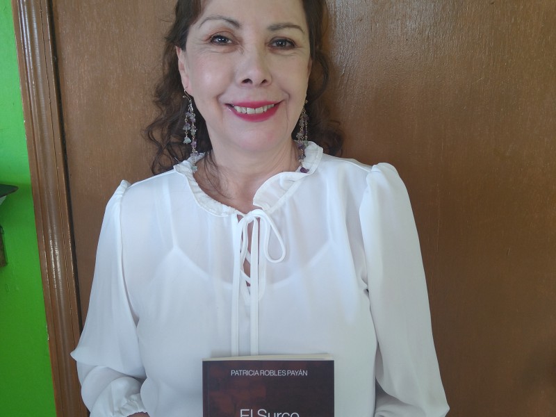 Redacta escritora libro de historias de migrantes en Nogales