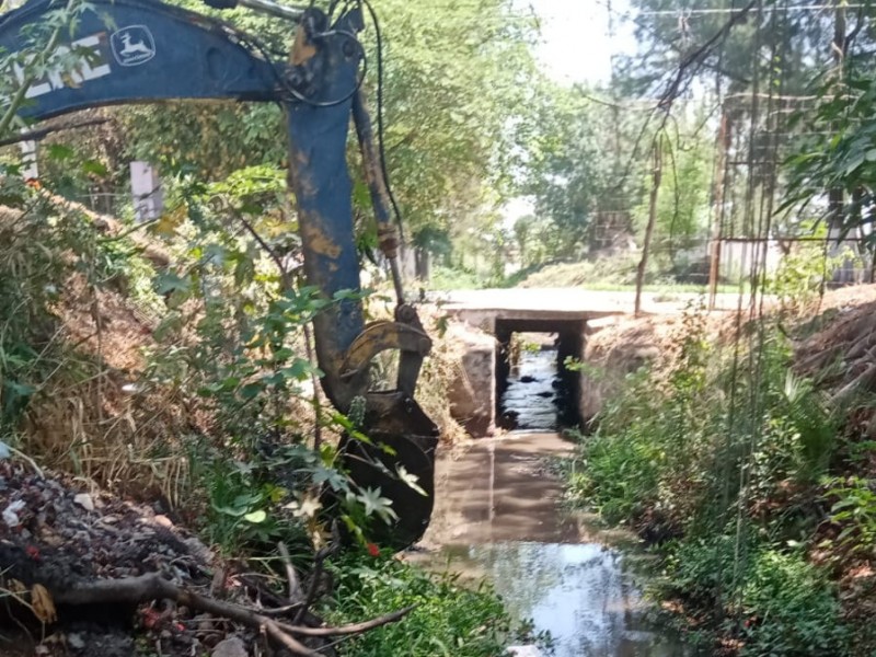 Redoblan esfuerzos para sacar basura de canales y drenes