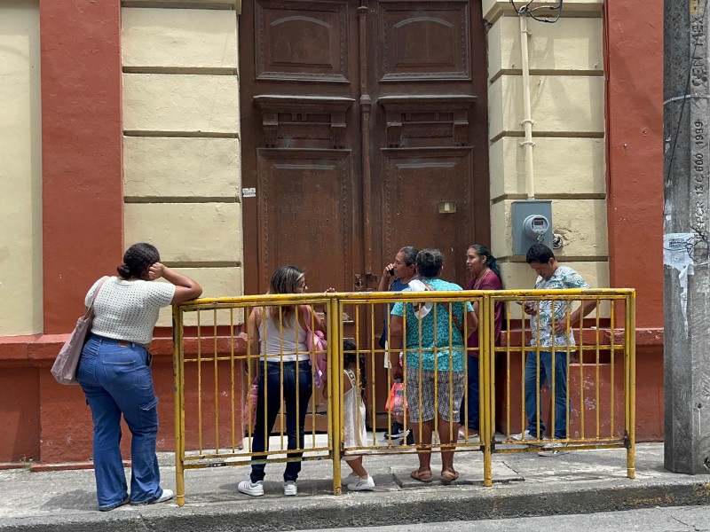 Padres de familia opinan sobre cuotas escolares