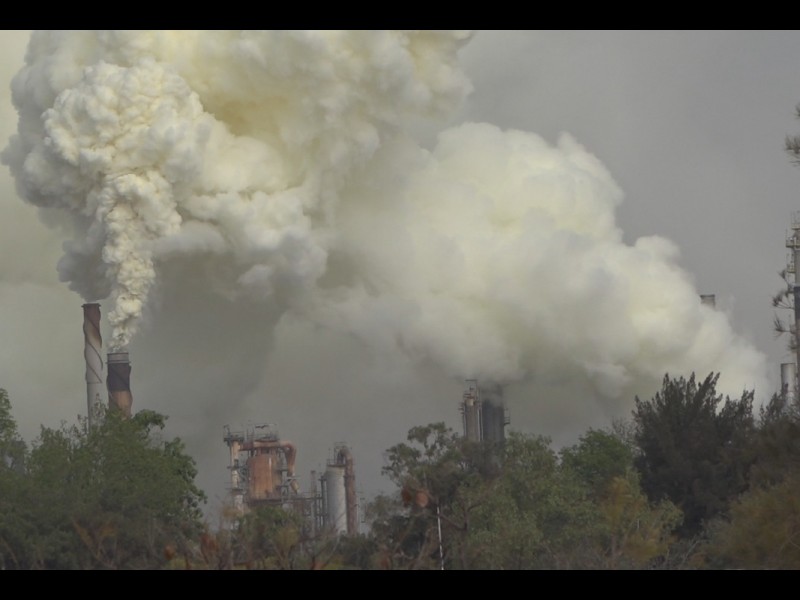 Refinería emana nube amarillenta en Salamanca