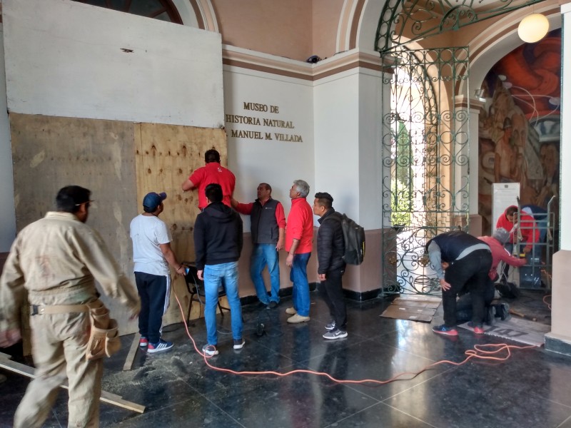 Refuerzan accesos a edificio de Rectoría