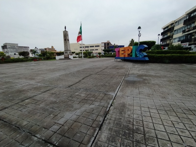 Refuerzan estructura de plaza Benito Juárez para fiestas patrias