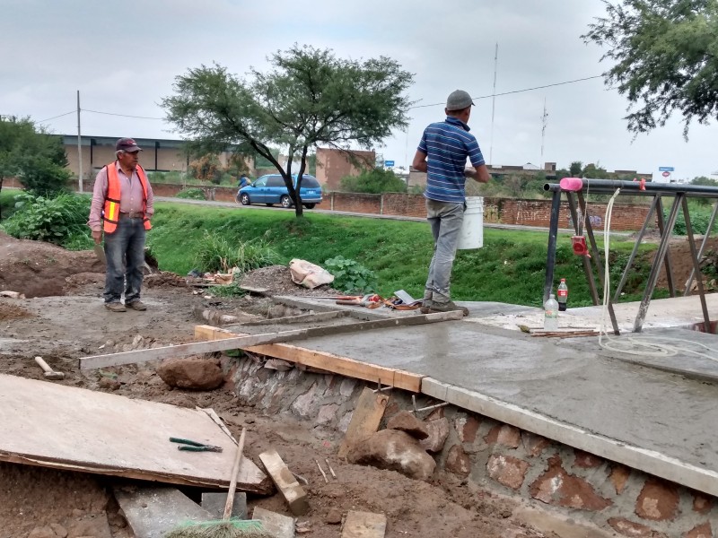 Refuerzan estructura del puente peatonal del Arroyo Alfaro