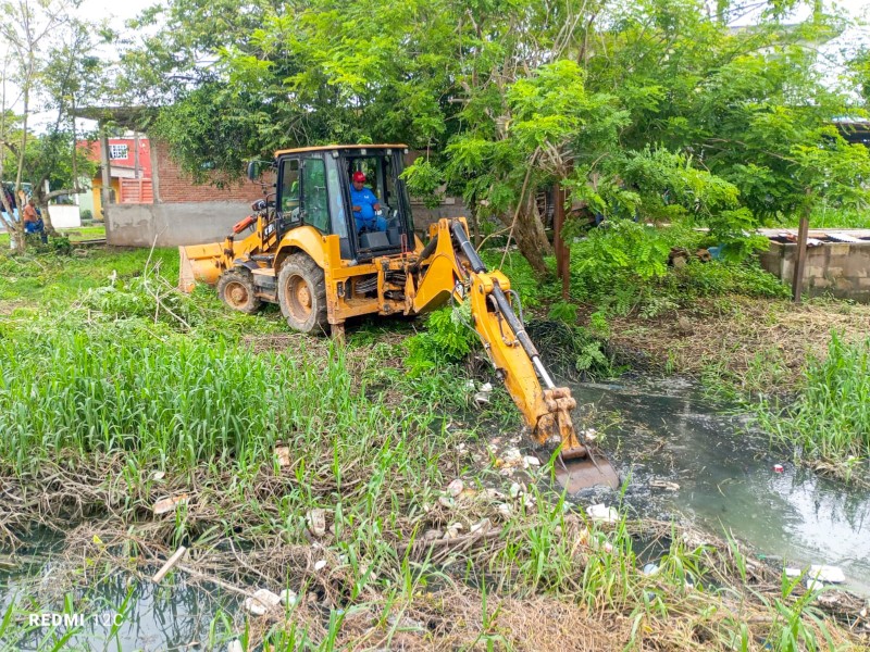 Refuerzan limpieza de canales en siete colonias