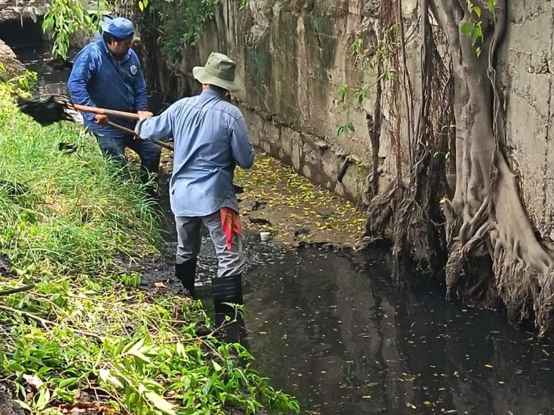 Refuerzan limpieza de canales y arroyos en Mazatlán ante Simón