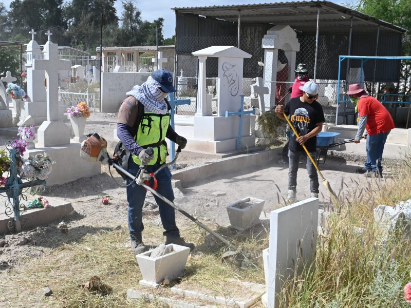 Refuerzan limpieza y mantenimiento de panteones por Día de Muertos