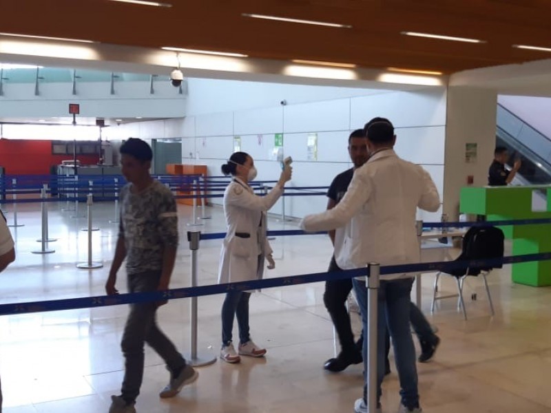 Refuerzan medidas en aeropuerto de Guadalajara por coronavirus