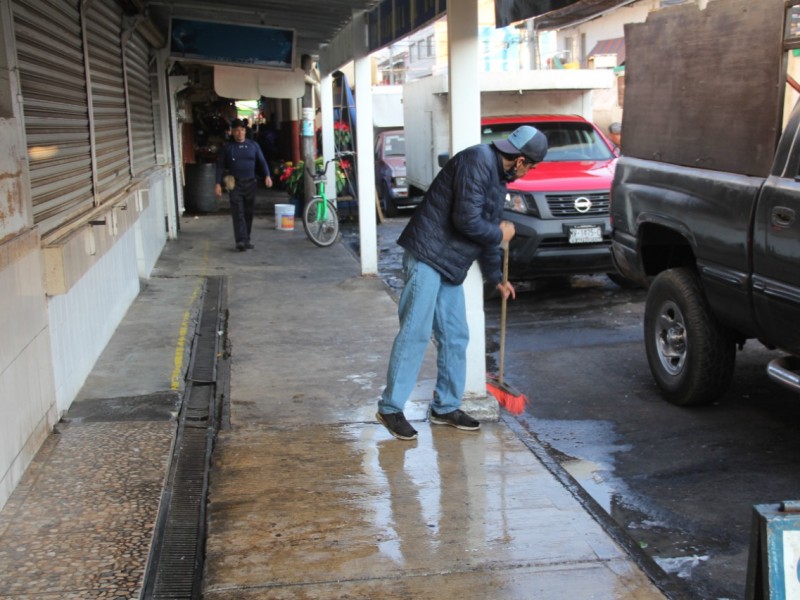 Refuerzan trabajo de limpieza y fumigación en el Mercado Hidalgo