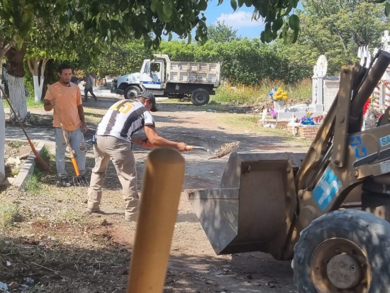 Refuerzan trabajos de limpieza en el panteón de Jacona