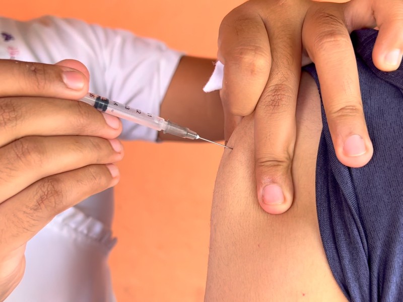 Refuerzan vacunación contra influenza y covid en Costa Grande