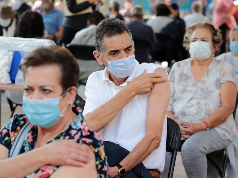 Refuerzo de vacunación a adultos mayores en Uruapan y Morelia