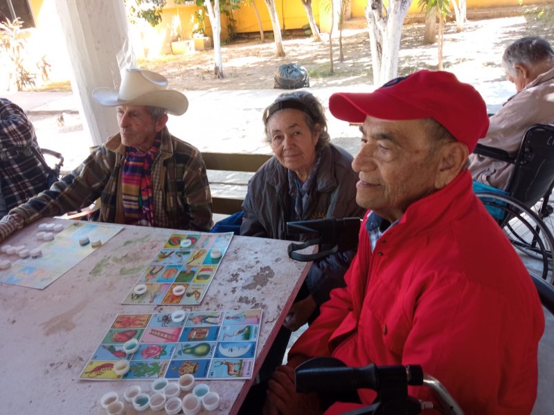 Regala felicidad a un abuelito del asilo 