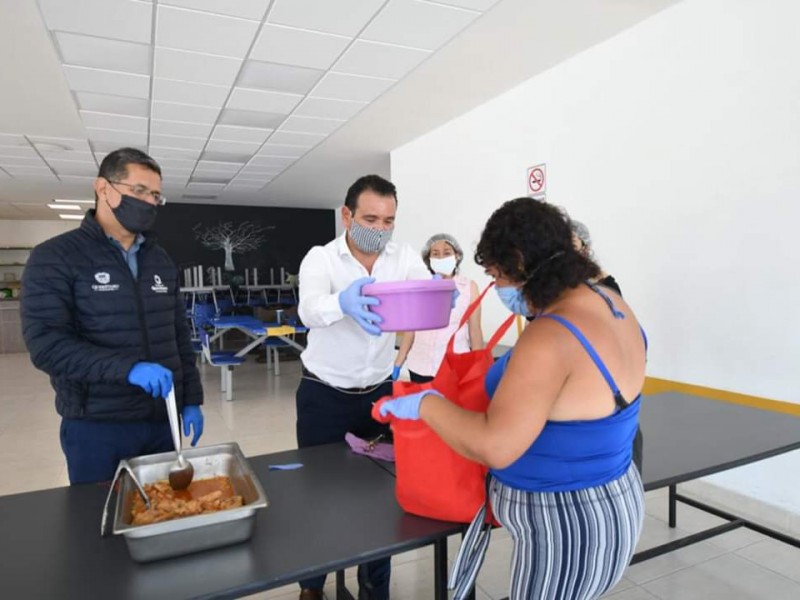 Regalan alimentos en caliente en delegación Epigmenio González