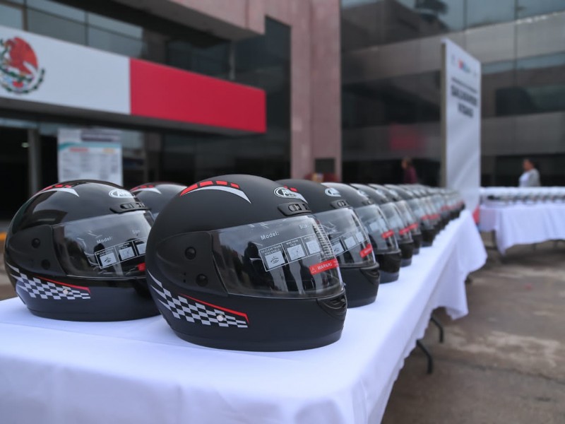 Regalan cascos de seguridad a motociclistas de Gómez Palacio