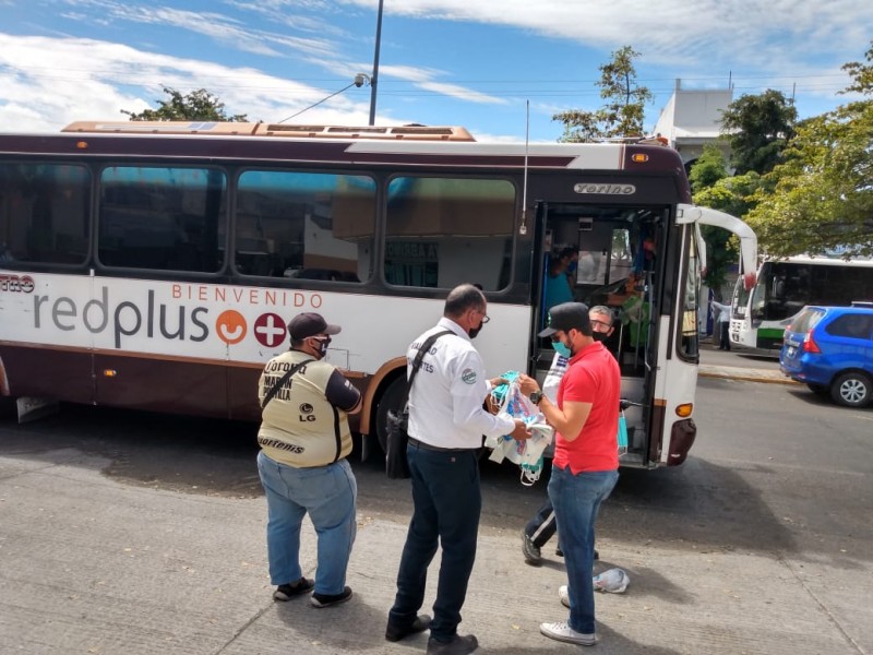 Regalan cubrebocas a usuarios del transporte público