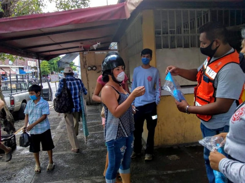 Regalan cubrebocas para mitigar casos de Covid-19 en Tecomán