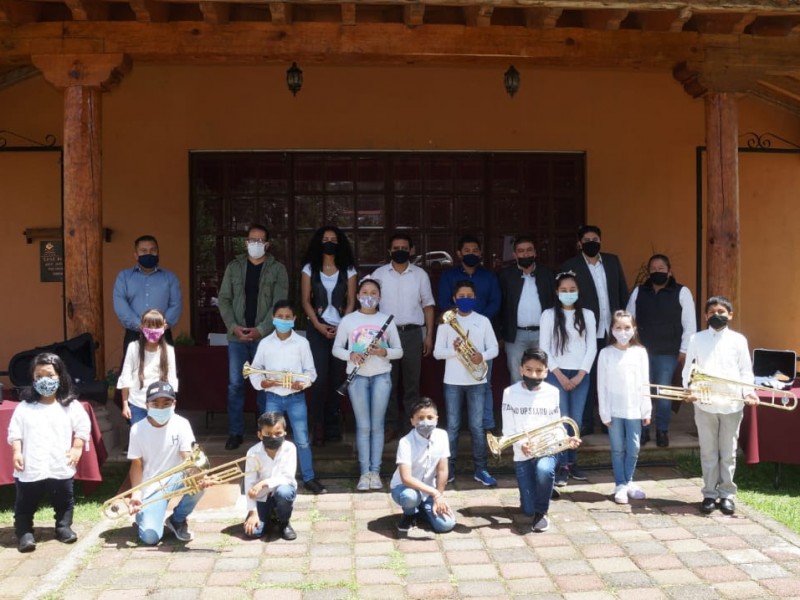 Regalan instrumentos a orquesta juvenil de Santa Clara del Cobre