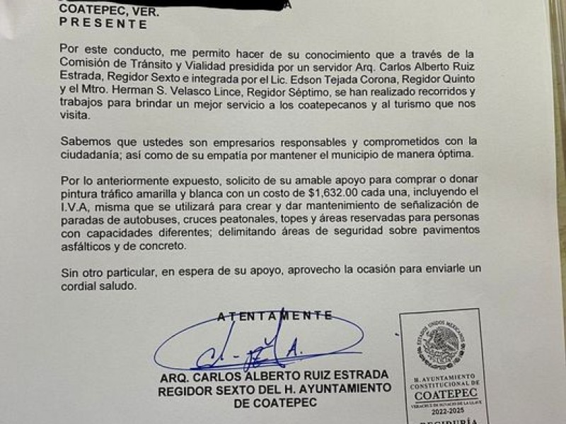Regidor coatepecano pide cooperación a empresarios para comprar pintura