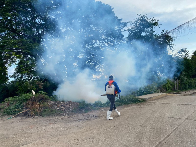 Regidor de Mazatlán sale a fumigar calles de Villa Unión