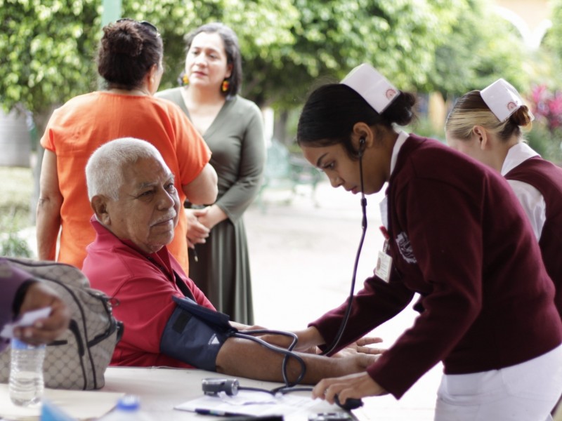 Regidora lleva jornadas médicas preventivas a plazas públicas