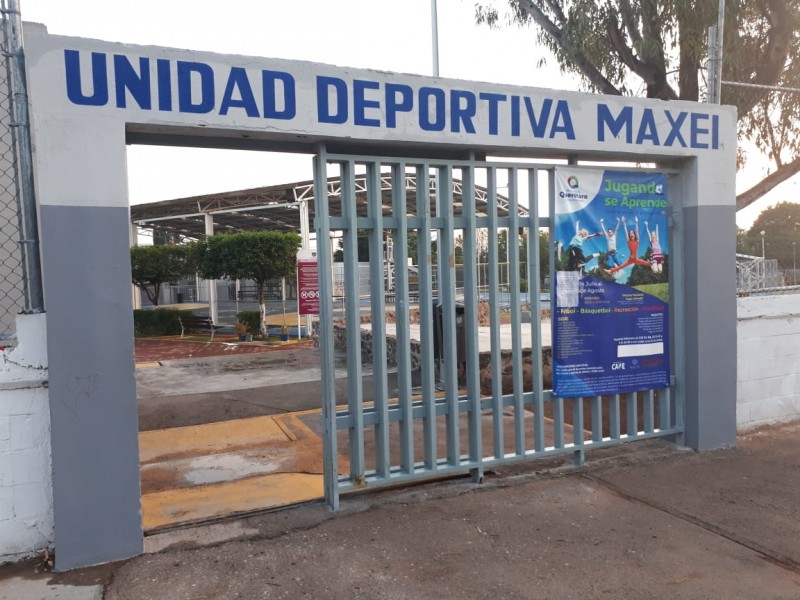 Regidora recorre unidad deportiva en vista alegre