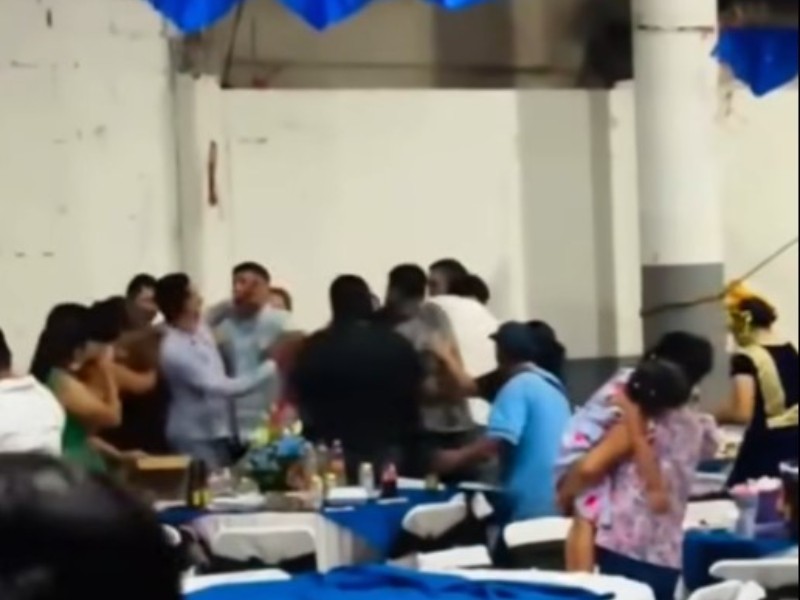 Regidores de Morena protagonizan riña en graduación del IEBO en Mixtequilla