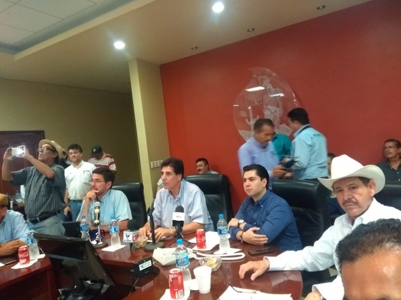 Regidores electos se reúnen con productores