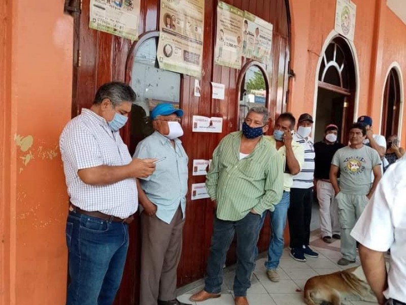 Regidores entran a la fuerza a alcaldía tomada de Ajalpan