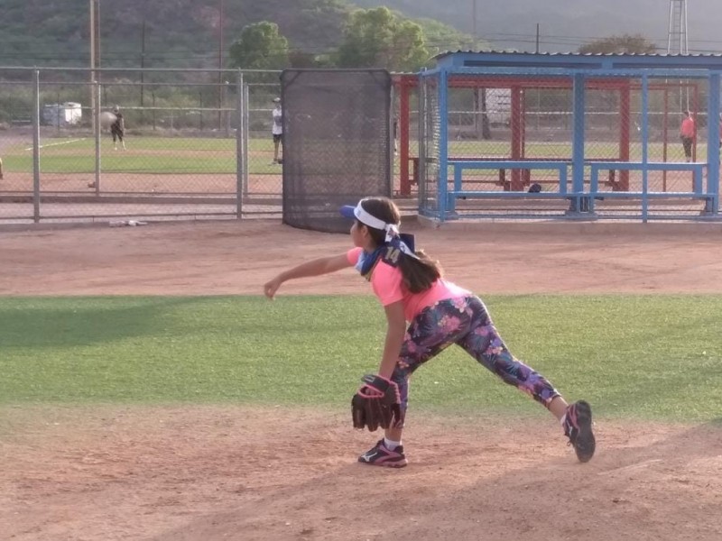 Regina de 8 años destaca en softbol, va a nacional