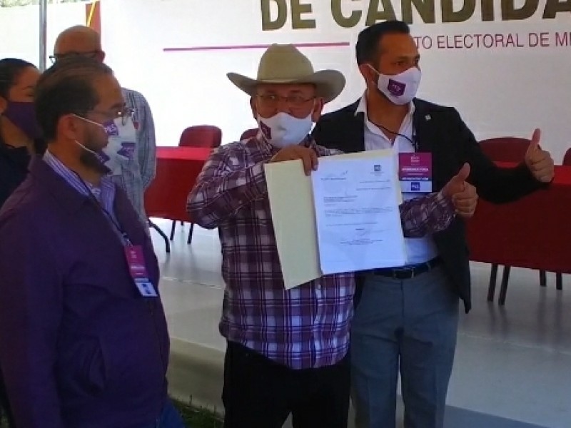 Registra Hipólito Mora candidatura a la gubernatura de Michoacán