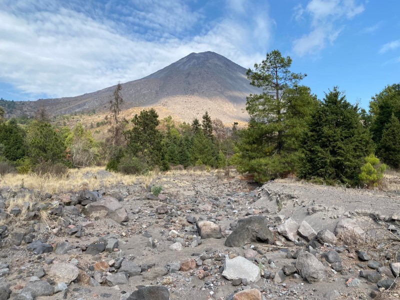 Registra Volcán de Colima derrumbes de material rocoso
