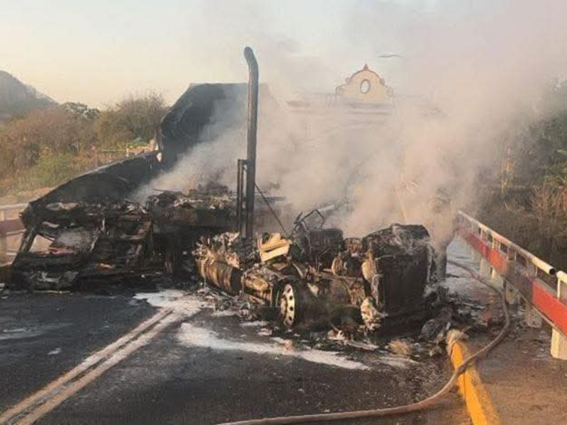 Registran bloqueos y vehículos incendiados en San Ignacio