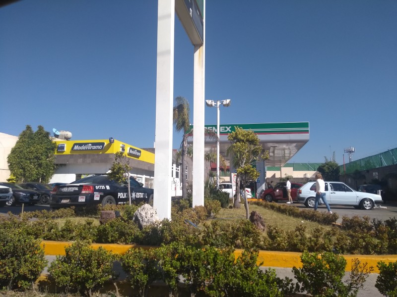 Trabajadores faltan a empresas por desabasto de gasolina