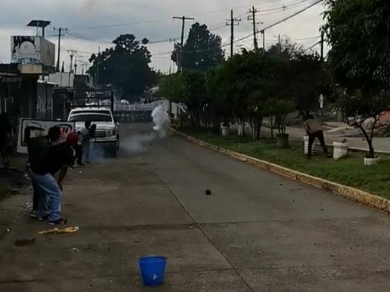 Registran nueva gresca en Caltzontzin entre normalistas y policías