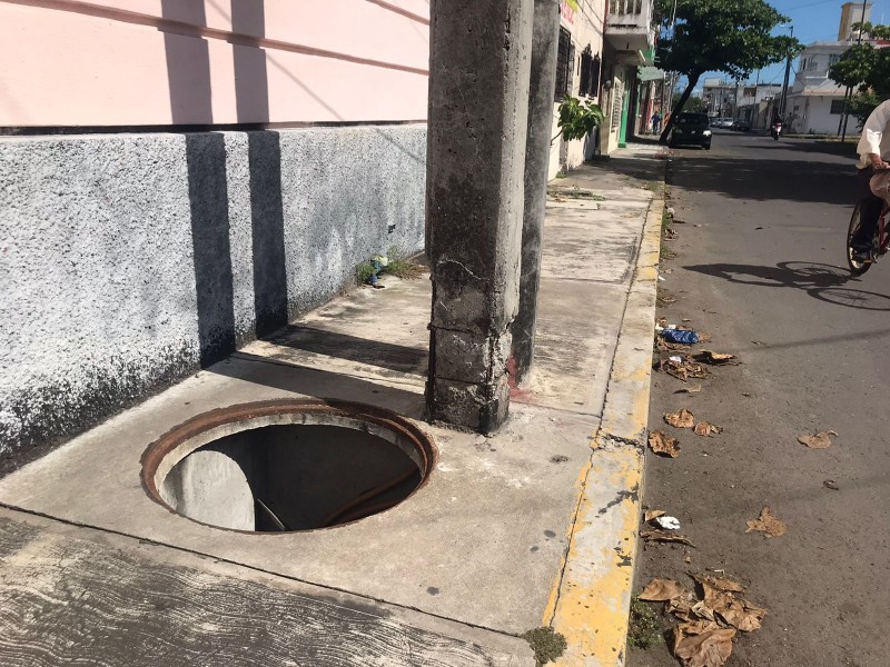 Registro de la CFE sin tapa en la calle Zamora