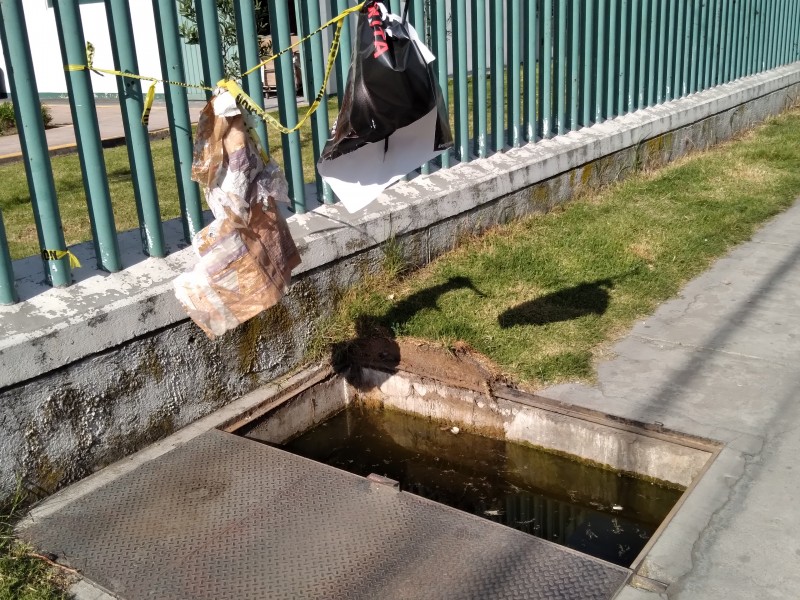 Registro de luz sin tapa en banqueta de avenida Ganaderia