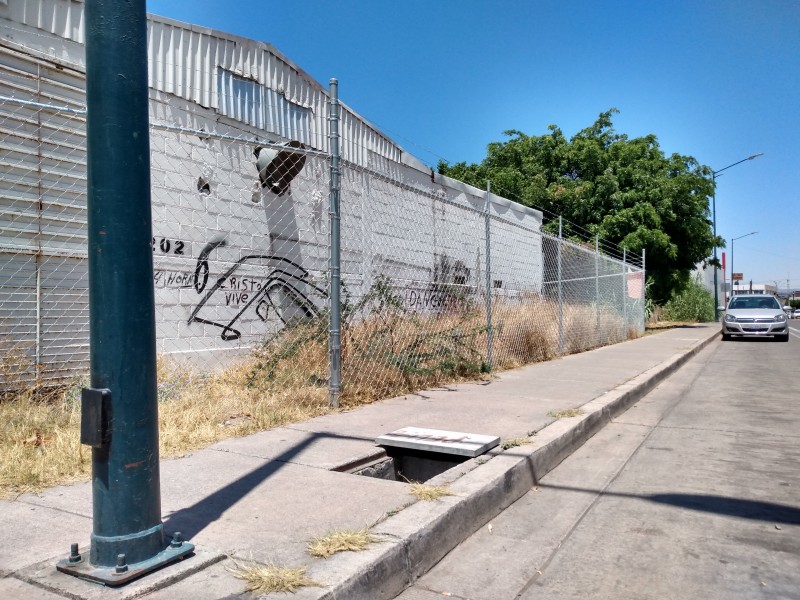 Registro descubierto provoca accidentes en Paseo de los Niños