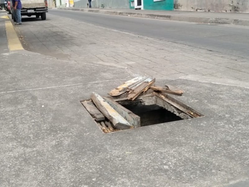 Registro peligroso en calle Santos Degollado, en centro de Colima