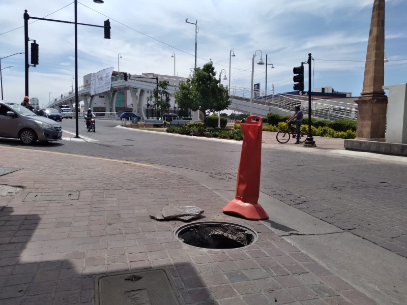 Registro sin tapa afecta paso peatonal en zona centro