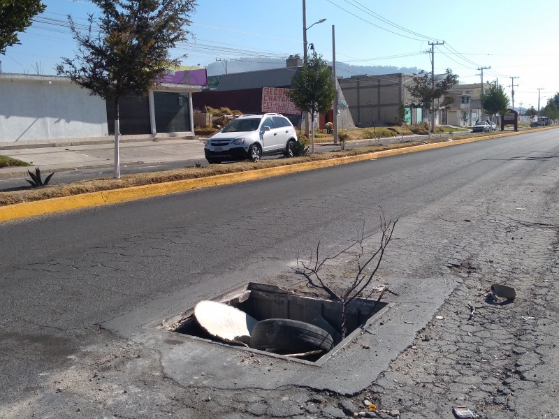 Registro sin tapa causa accidentes en Zinacantepec