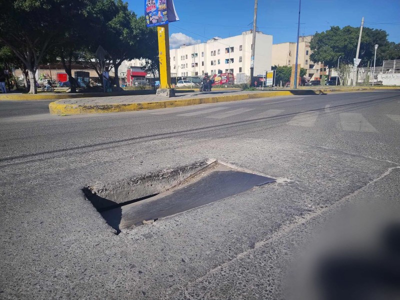 Registro sin tapa desde hace un mes, peligroso y sin atender Registro sin tapa desde hace un mes, peligroso y sin atender